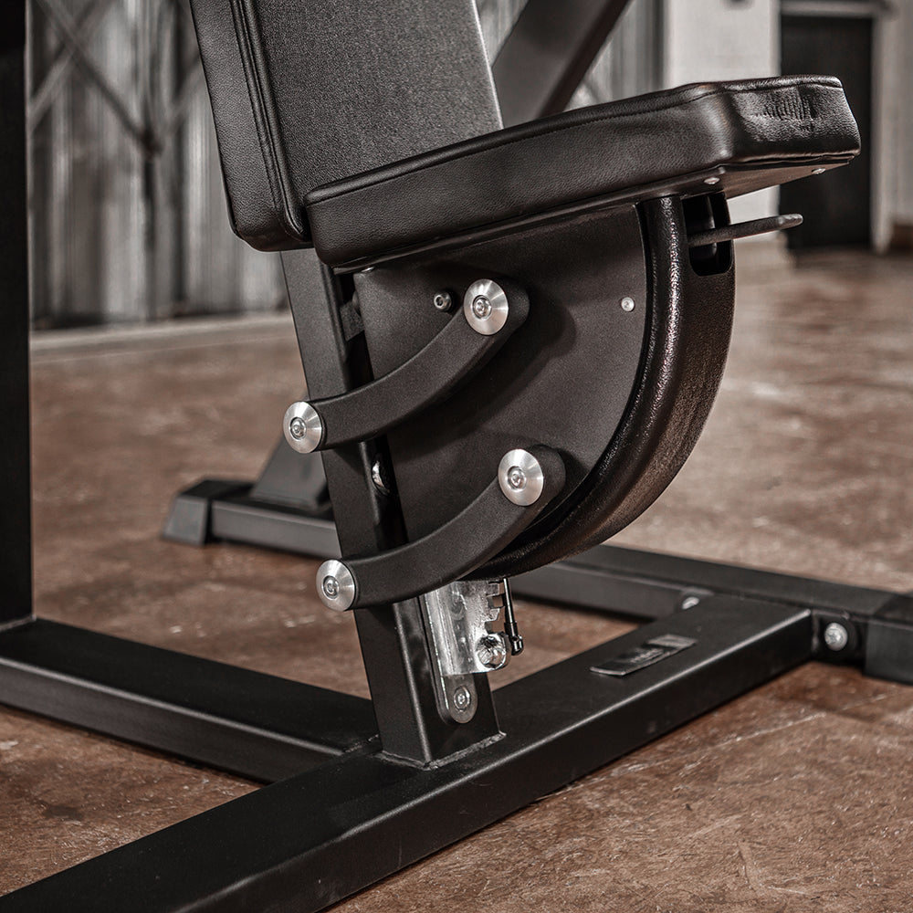 the adjustable seat mechanism of a plate loaded shoulder press machine